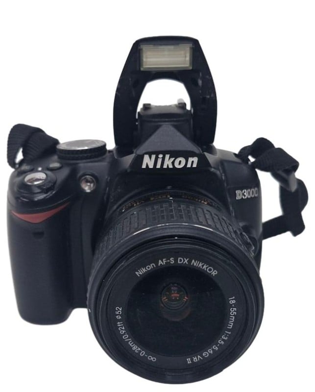 Nikon D3000 / Nikon 18-55mm F/3.5-5.6G Af-S Nikkor Vr II Dx Lens