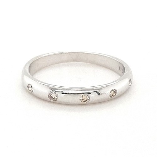 5 Round Brilliant Cut Diamonds Hammer Set In The Thickened Top 9ct